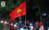 Cổ động viên Hà Nội kéo nhau lên Hồ Gươm mừng chiến thắng